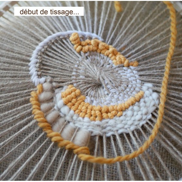 Tissage rond mural contemporain et boh&egrave;me aux pompons fantaisie