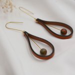 Ohrringe aus braunem Leder und Unakite-Edelsteinen