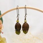 Hängende Blütenblatt-Ohrringe aus natürlichem Messing und Olivin-Edelsteinperlen