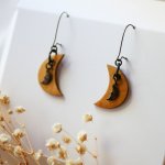 Goldene Mond-Ohrringe aus Holz und Charms aus Rohmessing
