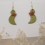 Hängende Ohrringe mit Monden aus metallisch-grünem und braunem Holz