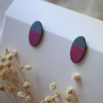 Ovale Ohrringe aus Holz, bemalt in Duo Fuchsia und Grau mit Metallic-Effekt