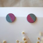 Runde Ohrringe aus Holz, bemalt in Duo-Grau und Fuchsia mit Metallic-Effekt