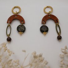 Ohrringe aus Holz, Edelsteinen und vergoldetem Messing