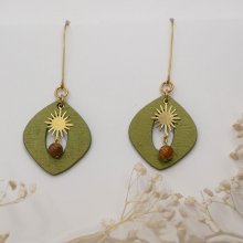 Hängende Ohrringe aus metallisiertem grünem Holz mit goldenen Sonnen
