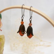 Hängende Blütenblatt-Ohrringe aus natürlichem Messing und orangefarbenen Steinperlen
