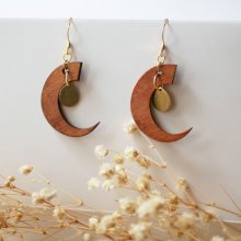 Mond-Ohrringe aus Kirschholz mit goldenen Tropfen-Pampillen