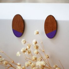 Große ovale Ohrstecker aus Kirschholz und Violett 