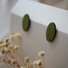 Ovale Ohrstecker aus Holz, bemalt in Duo-Grüntönen mit Metallic-Effekt