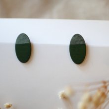 Ovale Ohrstecker aus Holz, bemalt in Duogrün und Grau mit Metallic-Effekt