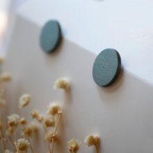 Ovale Ohrstecker aus grau bemaltem Holz mit Metallic-Effekt