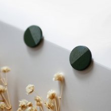 Runde Ohrringe aus bemaltem Holz in Dunkelgrün und Grau mit Metallic-Effekt