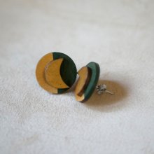 Runde Ohrstecker aus Holz und Monde in Dunkelgrün und Gold