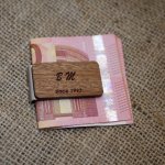 Geldscheinklammer aus Holz graviert zu personalisieren