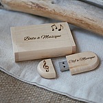 128-GB-USB-Stick 3.0 in einer individuell gestalteten Hülle aus hellem Ahornholz