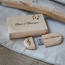 128-GB-USB-Stick 3.0 in einer individuell gestalteten Hülle aus hellem Ahornholz