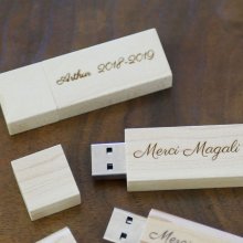 Kleiner USB-Stick 16 GB aus hellem Holz graviert zu personalisieren für ein einzigartiges Geschenk