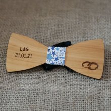 Holzschmetterlingsfalter für Hochzeit mit eingravierten Eheringen hergestellt in Frankreich
