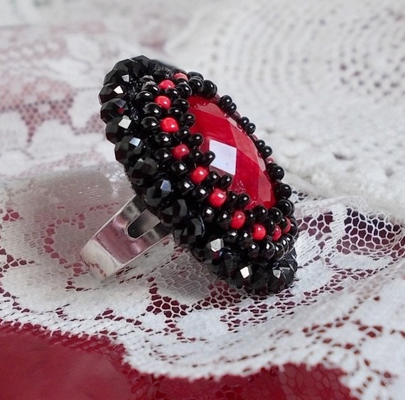 Midnight in Paris Ring bestickt mit rotem facettiertem Cabochon und schwarzen runden Perlen