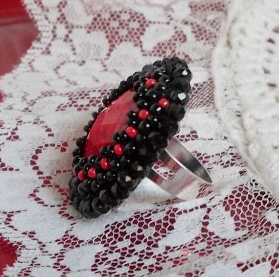 Midnight in Paris Ring bestickt mit rotem facettiertem Cabochon und schwarzen runden Perlen