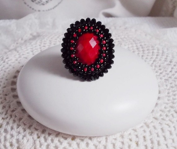 Midnight in Paris Ring bestickt mit rotem facettiertem Cabochon und schwarzen runden Perlen