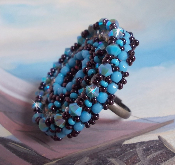 Bestickter Naïade Ring mit einem Cabochon in türkisblauem Harz und Kristall, ein schönes Lichtspiel.