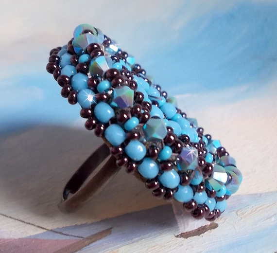 Bestickter Naïade Ring mit einem Cabochon in türkisblauem Harz und Kristall, ein schönes Lichtspiel.