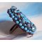 Bestickter Naïade Ring mit einem Cabochon in türkisblauem Harz und Kristall, ein schönes Lichtspiel.