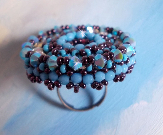 Bestickter Naïade Ring mit einem Cabochon in türkisblauem Harz und Kristall, ein schönes Lichtspiel.