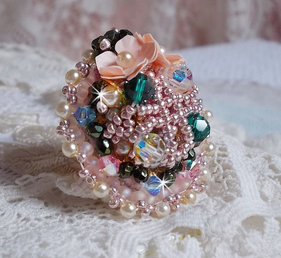 Bohemian Ring bestickt mit Swarovski-Kristallen, Facetten und Rocailles Miyuki