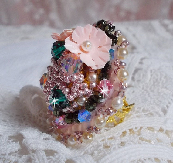 Bohemian Ring bestickt mit Swarovski-Kristallen, Facetten und Rocailles Miyuki