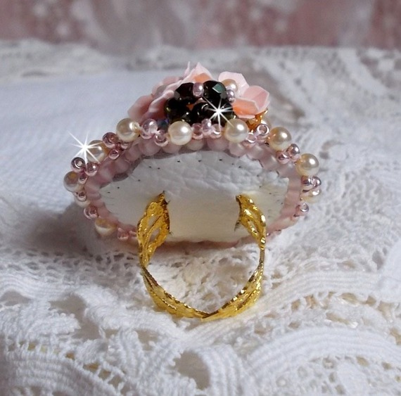 Bohemian Ring bestickt mit Swarovski-Kristallen, Facetten und Rocailles Miyuki