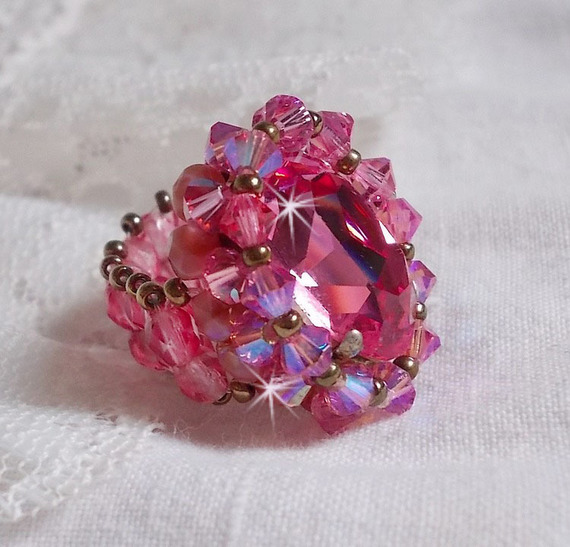 Rose Royale Ring mit Facetten und einem Cabochon aus Swarovski-Kristall