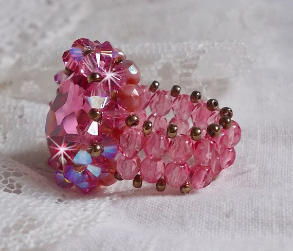 Rose Royale Ring mit Facetten und einem Cabochon aus Swarovski-Kristall