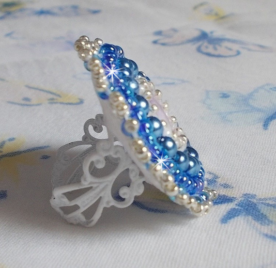 Azur Ring bestickt mit einem Swarovski Kristall und Perlmuttperlen