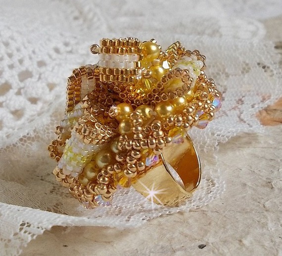 Sunflower Gold Haute-Couture Ring bestickt mit Rocailles in 24 Karat vergoldet und Swarovski-Kristallen 