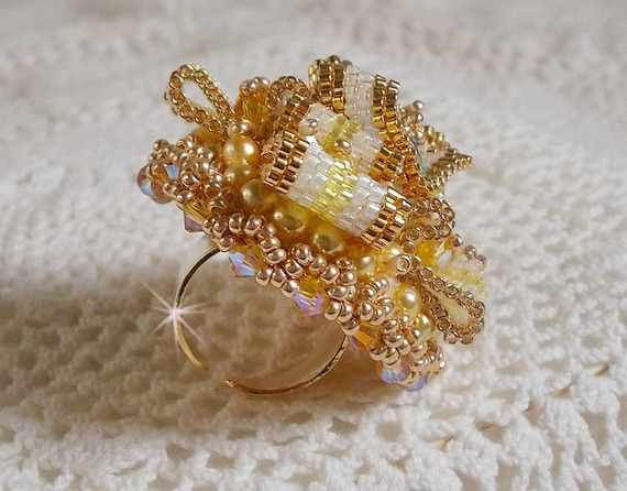 Sunflower Gold Haute-Couture Ring bestickt mit Rocailles in 24 Karat vergoldet und Swarovski-Kristallen 