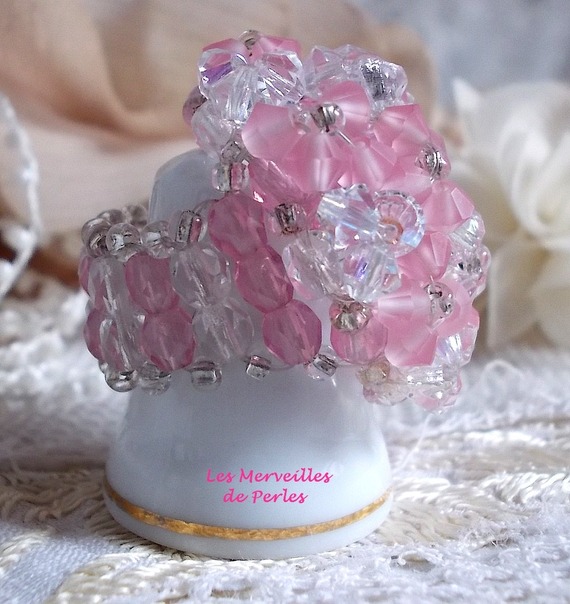 Sprudelnder Rose-Ring mit Facetten und Kreiseln aus Swarovski-Kristall