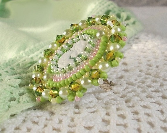 Anisse Ring bestickt mit einem Cabochon aus Kunstharz Frauenportrait mit Rosen und Swarovski-Kristallen