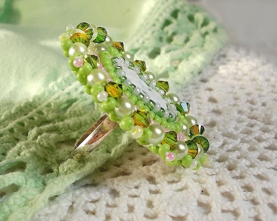 Anisse Ring bestickt mit einem Cabochon aus Kunstharz Frauenportrait mit Rosen und Swarovski-Kristallen