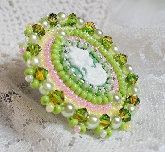 Anisse Ring bestickt mit einem Cabochon aus Kunstharz Frauenportrait mit Rosen und Swarovski-Kristallen