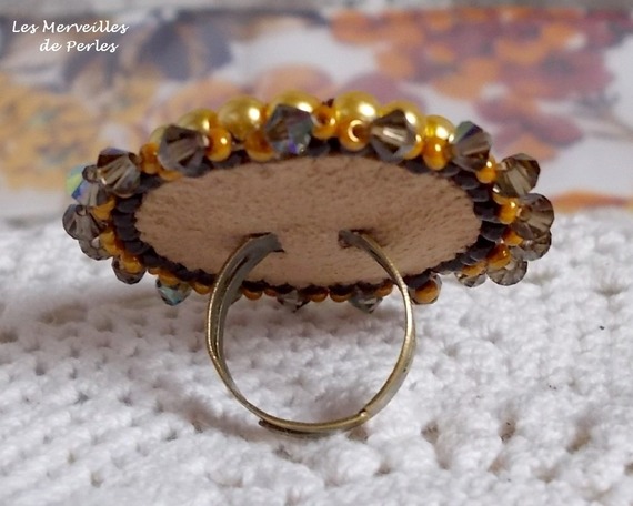 Ring Mme de Pompadour bestickt mit Perlmuttperlen, Swarovski-Kristall, eine sehr schöne Verführung