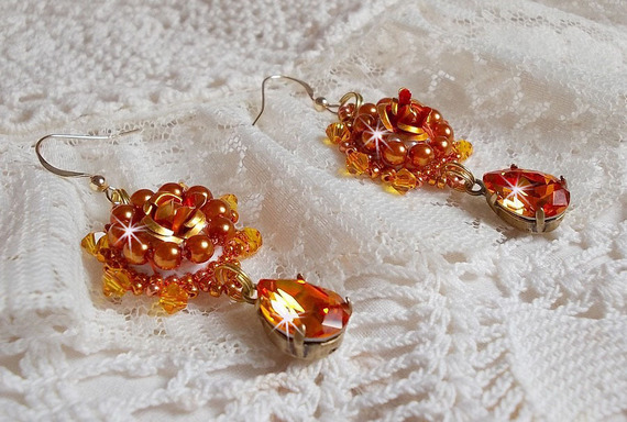 BO Lady in Orange bestickt mit Swarovski-Kristallen in Tangerine, Rocailles und böhmischen Glasperlen