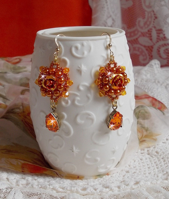 BO Lady in Orange bestickt mit Swarovski-Kristallen in Tangerine, Rocailles und böhmischen Glasperlen
