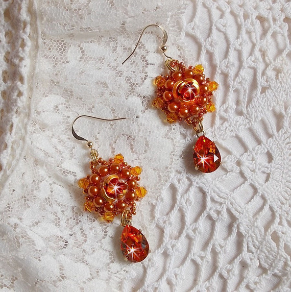 BO Lady in Orange bestickt mit Swarovski-Kristallen in Tangerine, Rocailles und böhmischen Glasperlen