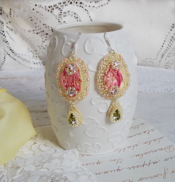 BO Les Délices de l'Eté brodées avecdes strass sur un ruban de soie Shibori jaune et rose, des rocailles et des crochets d'oreilles en argent 925/1000