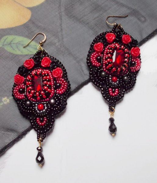 BO Midnight in Paris bestickt mit Swarovski-Kristallen, roten Rosen aus Kunstharz, Perlmuttperlen, Rocailles und Ohrhaken aus 14-karätigem Gold Filled