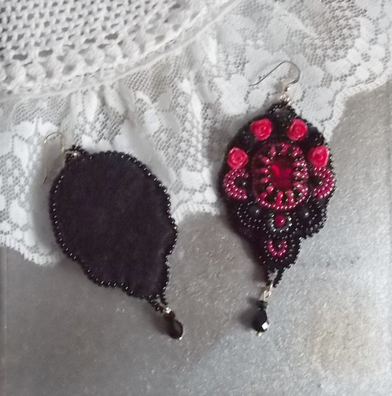 BO Midnight in Paris bestickt mit Swarovski-Kristallen, roten Rosen aus Kunstharz, Perlmuttperlen, Rocailles und Ohrhaken aus 14-karätigem Gold Filled
