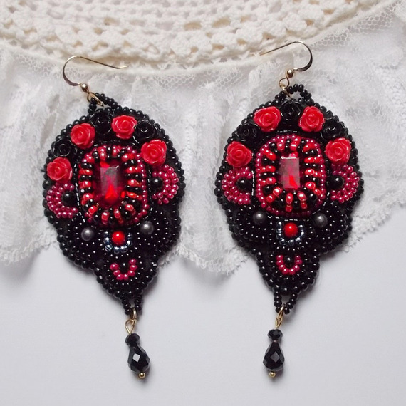 BO Midnight in Paris bestickt mit Swarovski-Kristallen, roten Rosen aus Kunstharz, Perlmuttperlen, Rocailles und Ohrhaken aus 14-karätigem Gold Filled