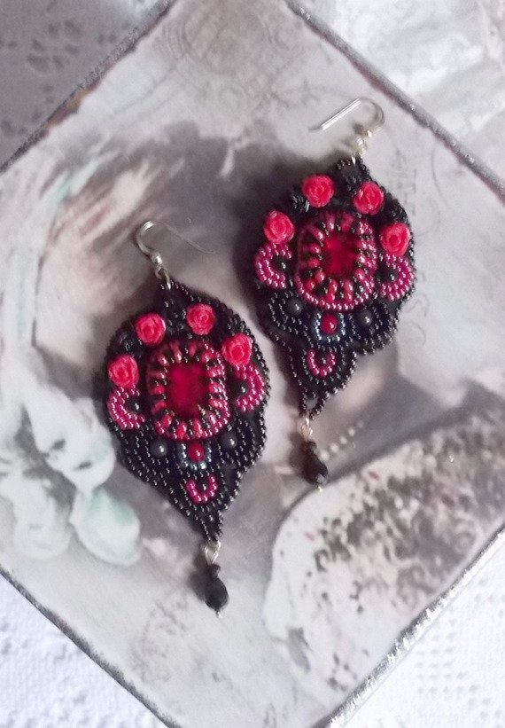 BO Midnight in Paris bestickt mit Swarovski-Kristallen, roten Rosen aus Kunstharz, Perlmuttperlen, Rocailles und Ohrhaken aus 14-karätigem Gold Filled